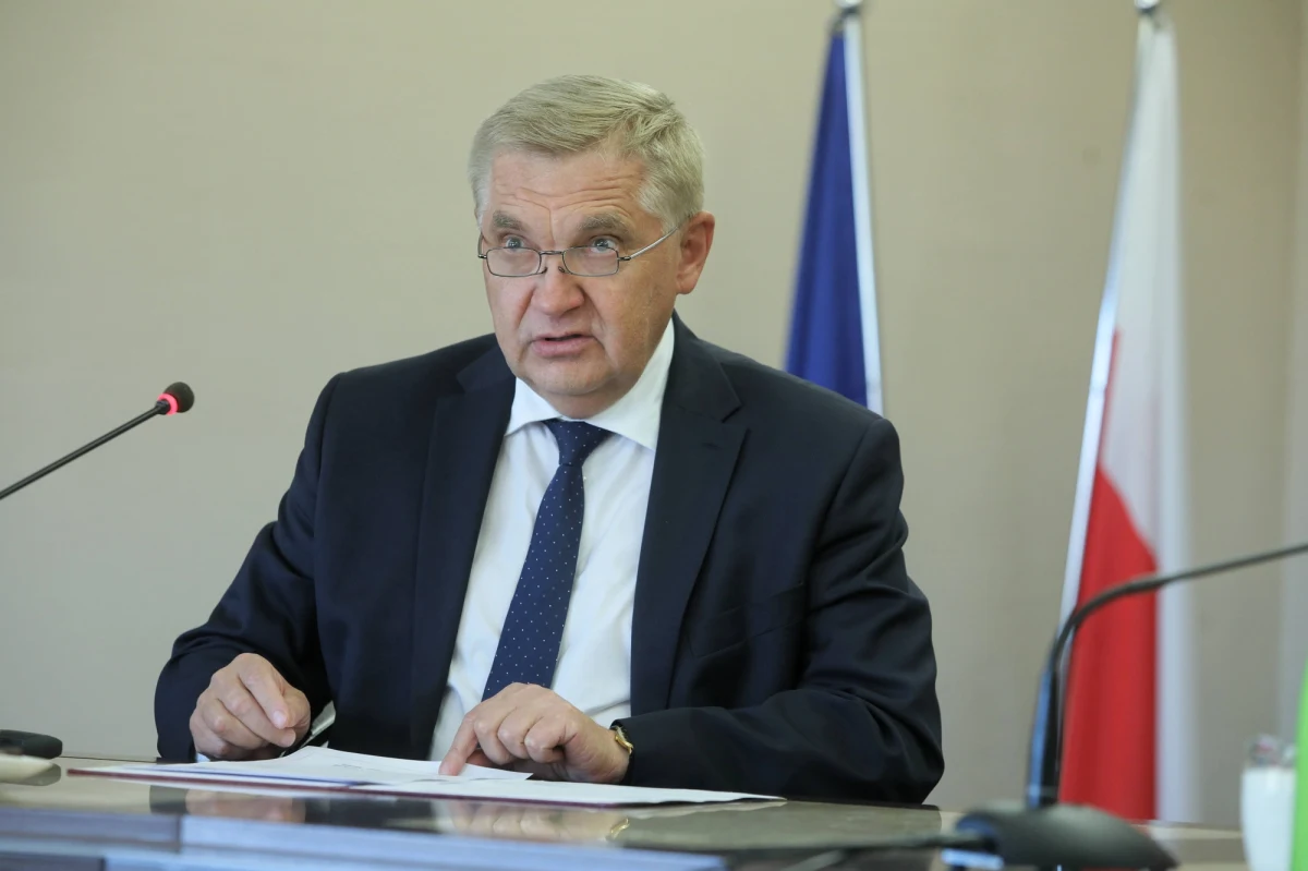 Czy przeciętna polska rodzina 2+2 może dziś kupić mieszkanie w Białymstoku? "To jest bardzo trudne w tej chwili. Jeszcze rok temu było to możliwe" - mówił w Rozmowie w południe w RMF FM Tadeusz Truskolaski, prezydent Białegostoku i prezes zarządu fundacji Unia Metropolia Polskich. "Miejmy nadzieję, że tego szaleństwa cenowego już nie będzie" - dodał gość Krzysztofa Berendy.