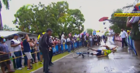 Szokujące sceny rozegrały się na zakończenie wyścigu kolarskiego Vuelta a Colombia. Zwycięzca Luis Carlos Chia Bermudez minął metę i rozpędzony wjechał we własną żonę. "Próbowałem hamować, ale rower nie reagował" – powiedział po tym zajściu.  