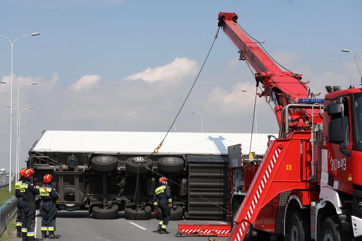 Po godzinie 10 specjalistyczna grupa ratownictwa technicznego Państwowej Straży Pożarnej podniosła tira, który przewrócił się trasie S2 w pobliżu węzła Opacz (woj. mazowieckie) - poinformował st. kpt. Wojciech Kapczyński z warszawskiej straży pożarnej. Policja cały czas prowadzi kierowców na objazdy. Kierowca ciężarówki został ukarany mandatem w wysokości 3 tys. złotych za niezachowanie należytej ostrożności.