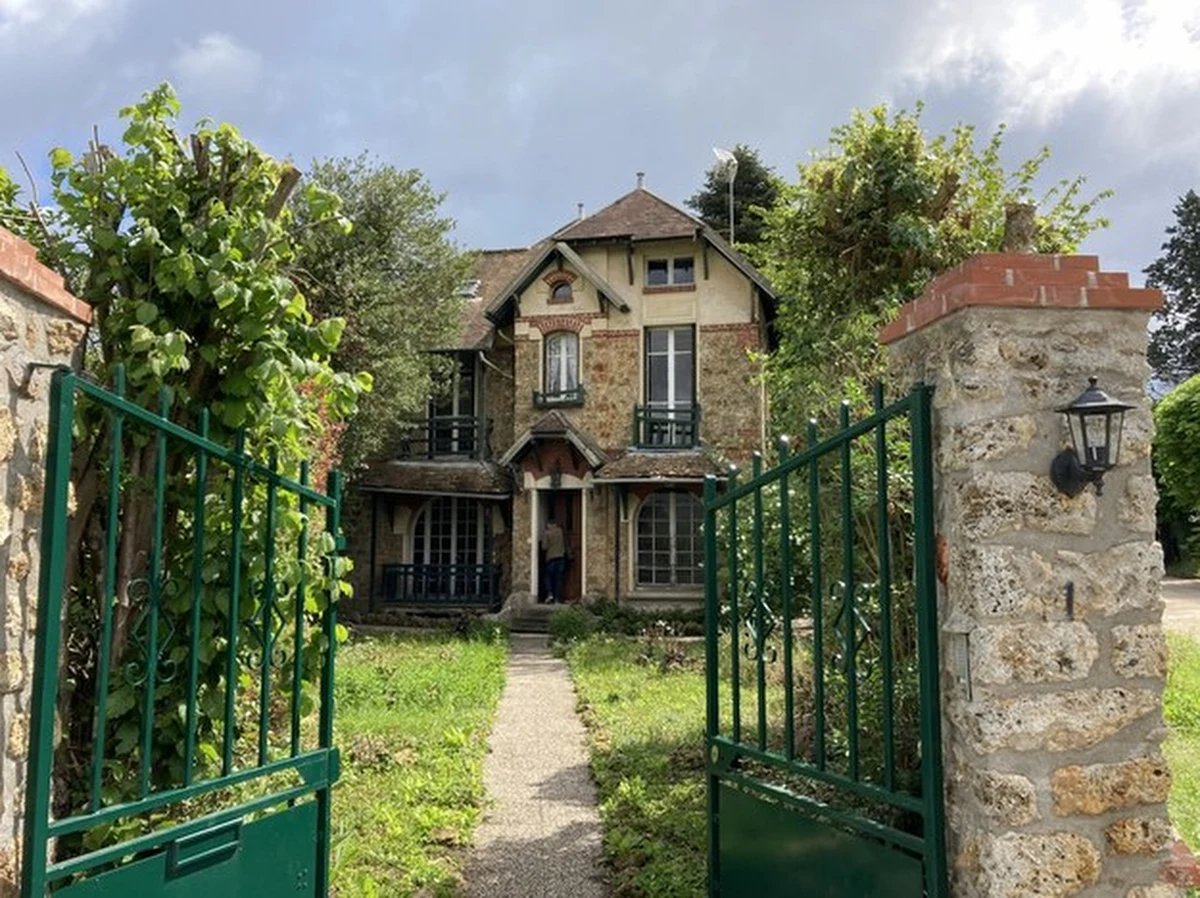 Ministerstwo Kultury i Dziedzictwa Narodowego deklaruje, że już w lipcu ubiegłego roku zaprzestało starań o zakup podparyskiego domu Marii Skłodowskiej-Curie. W poniedziałek o zakończeniu transakcji poinformowała prywatna fundacja Dominiki Kulczyk. W willi ma powstać Dom Siostrzeństwa, w którym przyznawane będą nagrody dla wyróżniających się Polek.