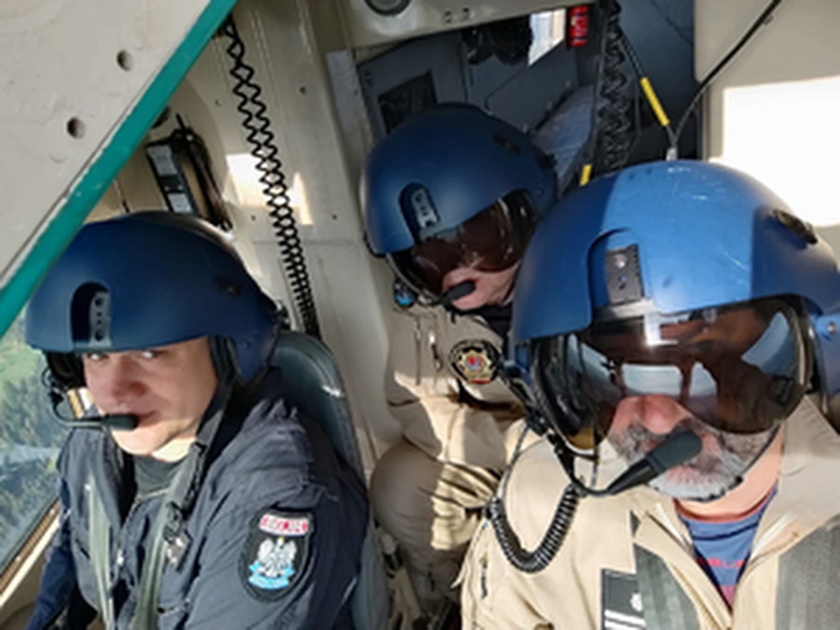 51 minut - tyle policyjnym lotnikom z Krakowa zajął transport śmigłowcem serca do przeszczepu dla 42-letniego pacjenta Śląskiego Centrum Chorób Serca w Zabrzu. To był 13., jak się okazało szczęśliwy lot, z cennym organem na pokładzie. Pacjent czuje się już dobrze i w najbliższych dniach ma opuścić szpital.

 