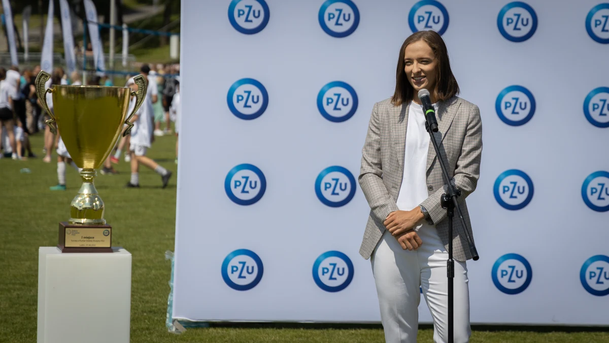 "Chciałabym zostać numerem 1 do końca roku albo dłużej" - mówi Iga Świątek, która obecnie zbiera sił i odpoczywa po wielkoszlemowym sukcesie w Paryżu. Nasza tenisistka odpowiadała we wtorek na pytania dziennikarzy w Lublinie.