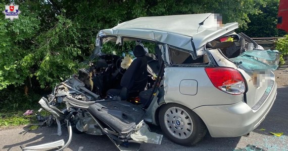 Z ciężkimi obrażeniami trafili do szpitala kierowcy dwóch pojazdów, które zderzyły się czołowo w Krzesimowie koło Lublina. Na miejscu lądował śmigłowiec Lotniczego Pogotowia Ratunkowego.