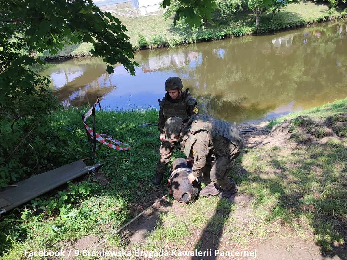 Z centrum Braniewa (woj. warmińsko-mazurskie) ewakuowano we wtorek mieszkańców, po tym, jak w rzece znaleziono niewybuch. Jak poinformowali saperzy w mediach społecznościowych, niebezpiecznym znaleziskiem okazała się być bomba lotnicza o wadze około 250 kg pochodząca z czasów II wojny światowej.