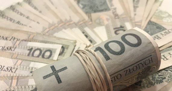 „W przyszłym roku planowane są dwie podwyżki minimalnego wynagrodzenia. Rząd proponuje, by od stycznia najniższa pensja wynosiła 3383 zł, a od lipca wzrosła do poziomu 3450 zł brutto” – przekazał rzecznik prasowy rządu Piotr Müller, po posiedzeniu Rady Ministrów.