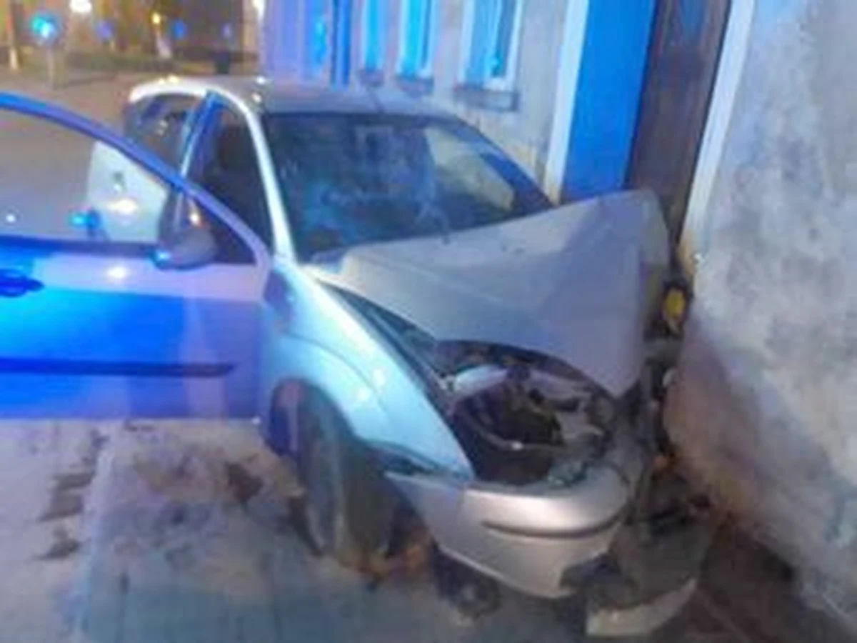 Nastolatka wjechała samochodem w budynek w Kamiennej Górze na Dolnym Śląsku. Chciała pomóc koledze, który miał w organizmie prawie 2 promile alkoholu. Kłopot w tym, że sama była pod wpływem alkoholu i nie miała prawa jazdy.    