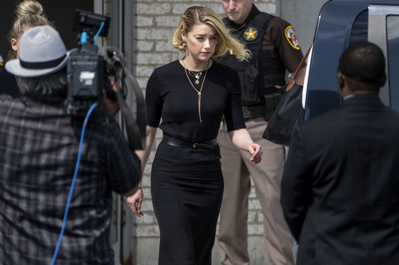 Nie milkną echa wyroku w procesie o zniesławienie wytoczonym Amber Heard przez jej byłego męża. Johnny Depp domagał się od eksmałżonki 50 mln dolarów zadośćuczynienia w związku z jej publicznymi zarzutami o znęcanie się nad nią. Przysięgli uwierzyli gwiazdorowi "Piratów z Karaibów" i orzekli, że aktorka musi wypłacić mu 15 mln dolarów odszkodowania. Sąd ostatecznie zmniejszył wysokość do około 10,5 mln dolarów. Werdykt skomentować postanowiła teraz siostra gwiazdy "Aquamana", która zeznawała wcześniej na jej korzyść. "Nadal stoję z tobą ramię w ramię, siostrzyczko" - napisała w opublikowanym na Instagramie poście Whitney Henriquez.