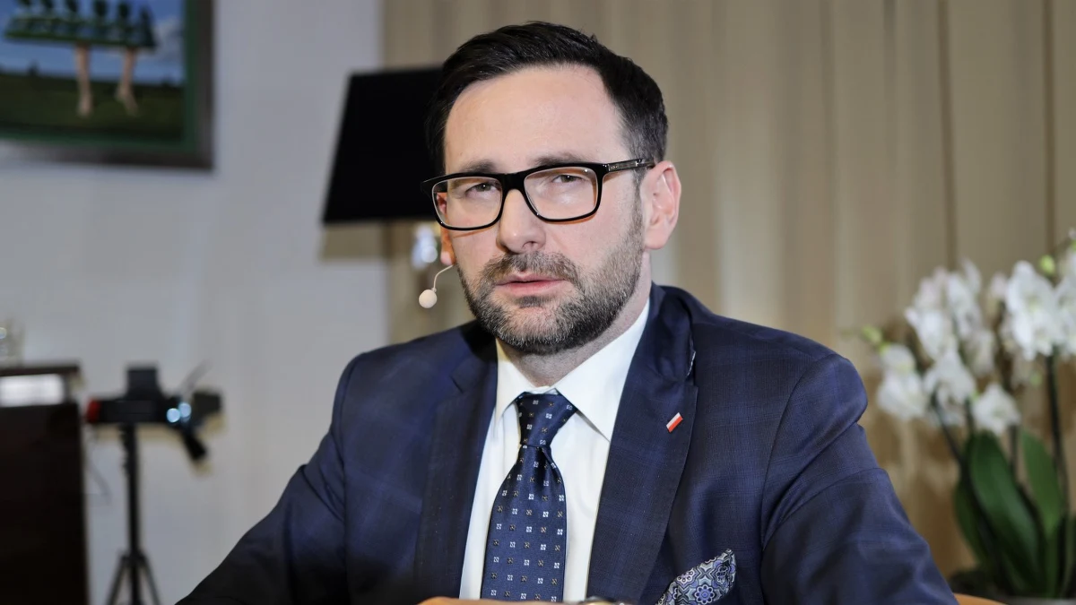 Incydent z samolotem wynajętym przez delegację Orlenu w Kazachstanie. Jak dowiedzieli się reporterzy RMF FM, w zeszłą środę poważna awaria tuż przed powrotnym wylotem do Polski uniemożliwiła start maszyny. O sprawie poinformowano służby. Na pokładzie maszyny był Daniel Obajtek.