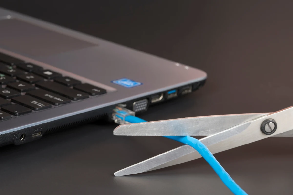 40-latek z gminy Nowy Targu odpowie za uszkodzenie i kradzież miedzianych kabli oraz światłowodów. Dużo o nich wiedział, bo wcześniej zajmował się ich montażem i serwisowaniem.

