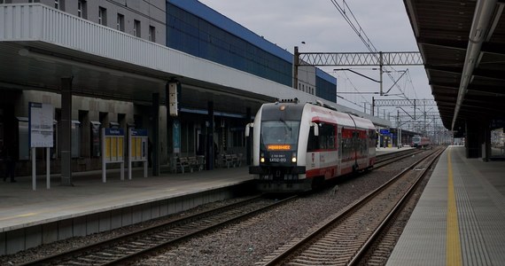 Kolejowa obwodnica Poznania za kilka lat ma zrewolucjonizować poruszanie się po stolicy Wielkopolski i przyległych gminach. Wszystko dzięki budowie 8 zintegrowanych węzłów przesiadkowych, rozmieszczonych wzdłuż północnej, kolejowej i towarowej obwodnicy miasta. Podpisano właśnie umowę na dofinansowanie inwestycji.