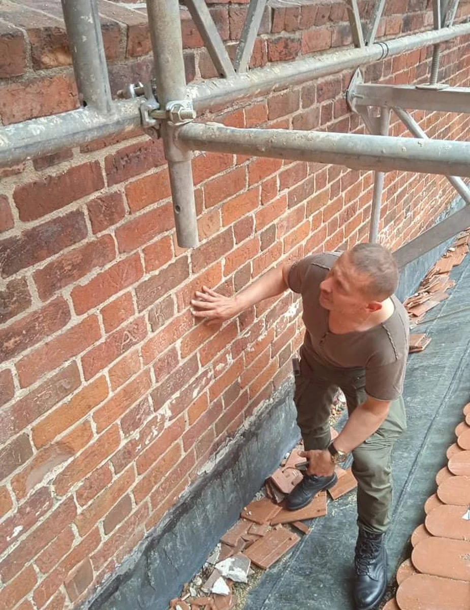 Liczące sobie kilkaset lat graffiti znaleźli i częściowo rozszyfrowali historycy z Kamienia Pomorskiego. Na murze tamtejszej katedry natrafili na niemal 30 cegieł sygnowanych datami i nazwiskami pracowników budowlanych sprzed stuleci. 