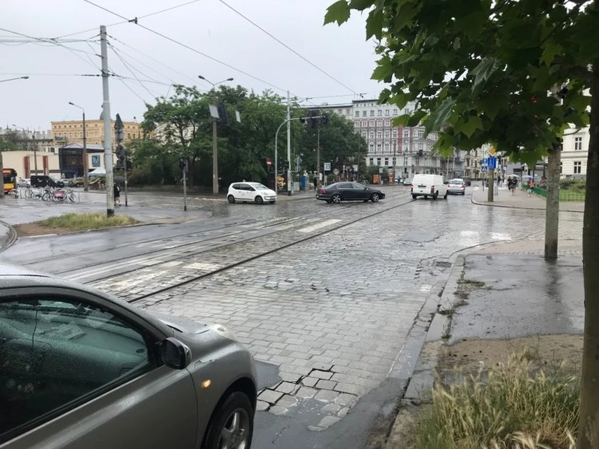 We Wrocławiu podpisano dziś umowę na przebudowę ulicy Pomorskiej i zachodniej część placu Staszica. Pomorska to jedna z ważniejszych ulic w stolicy Dolnego Śląska. Łączy Nadodrze i północ miasta z centrum. Jest w bardzo złym stanie - podkreślają mieszkańcy.