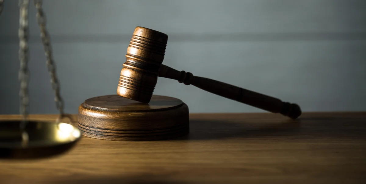 Przed Sądem Rejonowym w Zamościu rozpoczął się proces 43-letniego Huberta C. oskarżonego o podpalenie punktu szczepień i sanepidu w Zamościu. Prokuratura uznała to za przestępstwo o charakterze terrorystycznym. Mężczyźnie grozi do 15 lat więzienia.