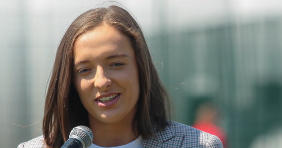 "Teraz najważniejsze jest dla mnie przygotowanie do Wimbledonu, ale przez kilka dni nie będę dotykała rakiety" - powiedziała w Lublinie Iga Świątek, trzy dni po swoim drugim triumfie w wielkoszlemowym turnieju tenisowym French Open w Paryżu.