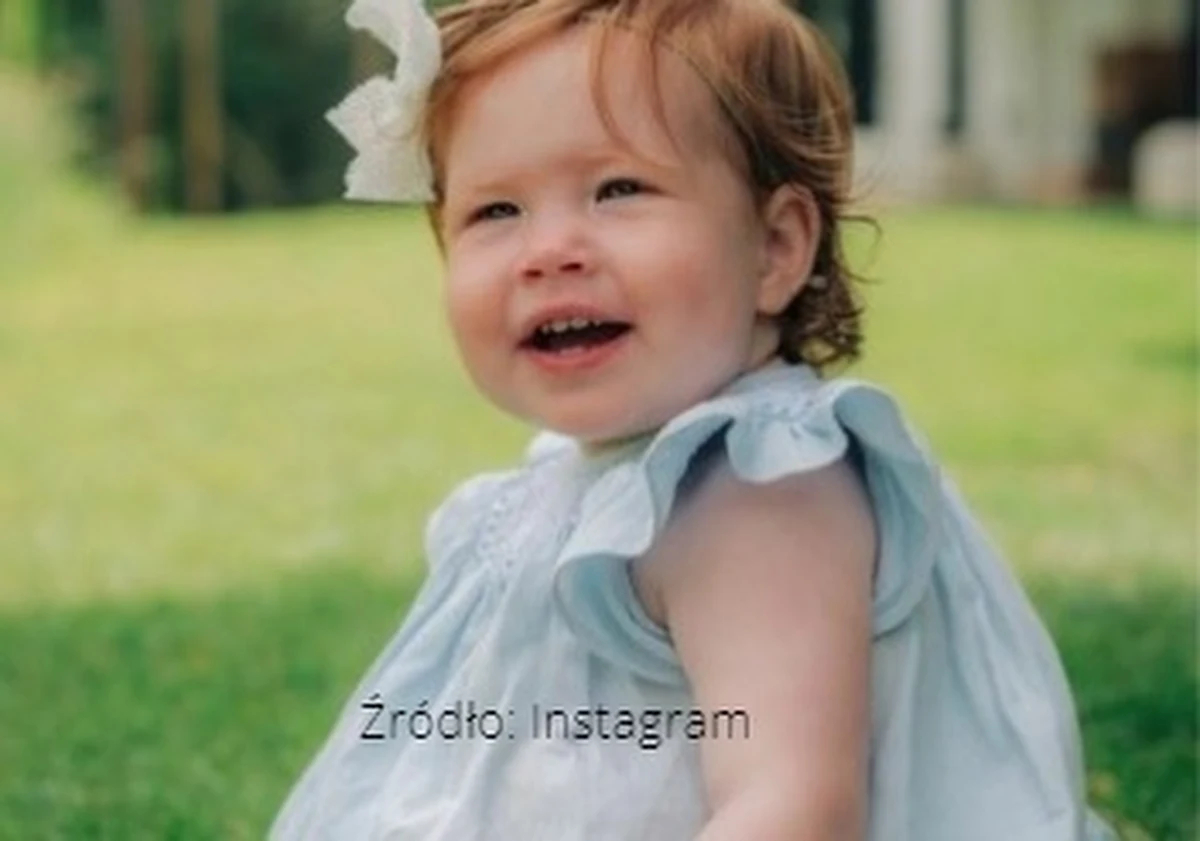 Młodsza córka księcia Harrego i Meghan Markle skończyła roczek. Z tej okazji zorganizowano sesję zdjęciową. Jak wygląda uchwycona w kadrze mała Lilibet Diana?