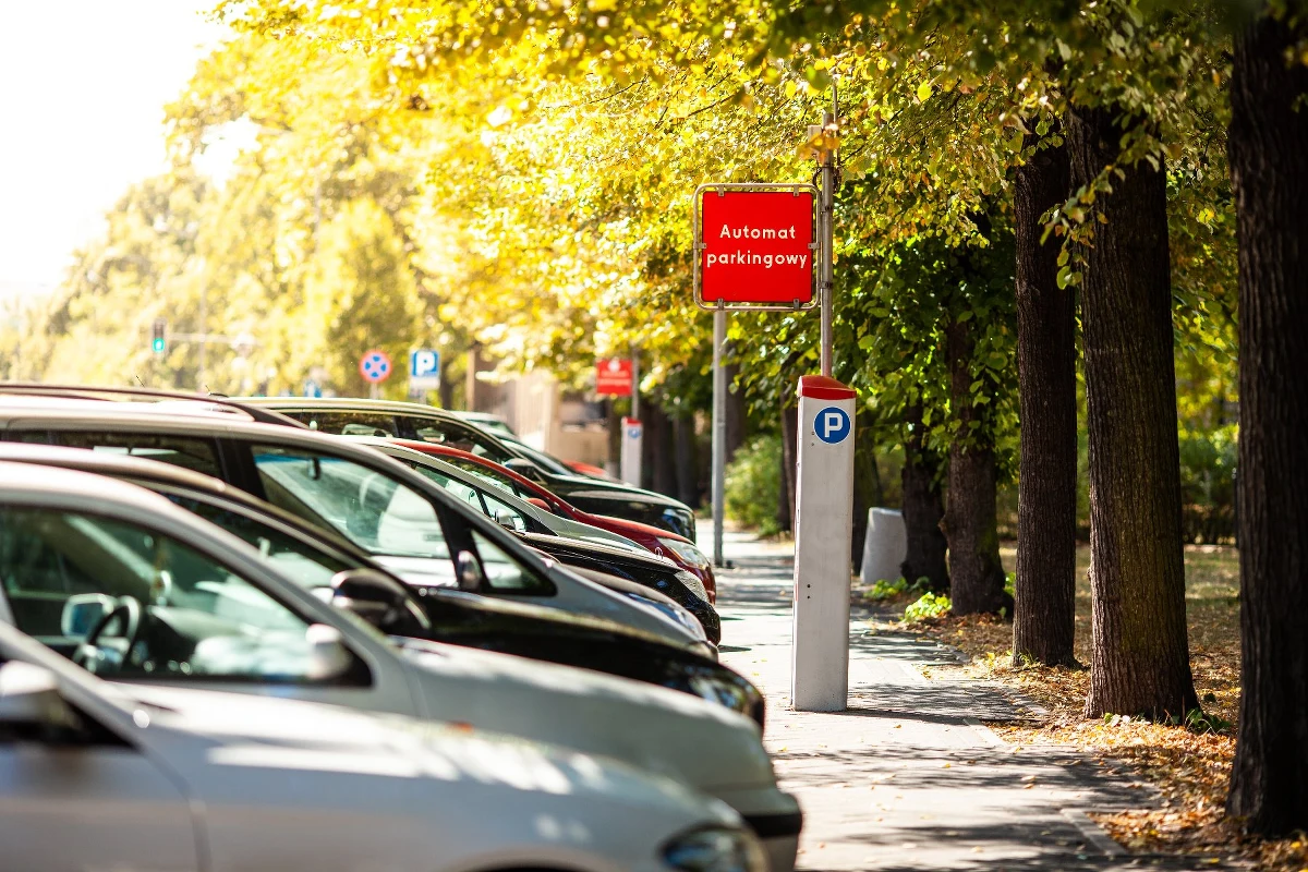 Poszerzenie obszaru płatnego postoju o wschodnią część śródmieścia, korekta granic w centrum i na Łazarzu oraz wydłużenie działania strefy do godziny 20.00. Między innymi takie zmiany uchwalone zostały przez miejskich radnych w Poznaniu na ostatniej sesji. 