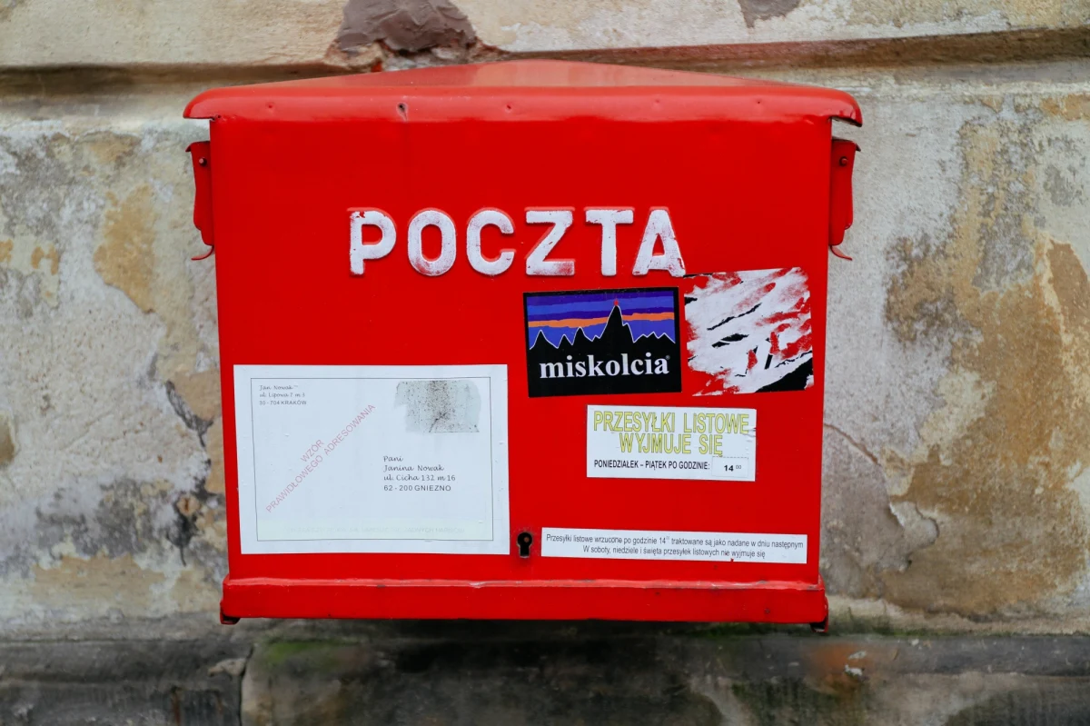 Naczelniczkę poczty z Pacanowa mogą czekać surowe konsekwencje za to, że pożaliła się ministrowi Michałowi Cieślakowi na drożyznę. Miała zostać wezwana na dywanik i usłyszeć, że straci pracę. Oświadczenie w sprawie wydał Cieślak. Twierdzi, że "naczelnik poczty używała wulgaryzmów i jej zachowanie nie licowało z powagą urzędu". 