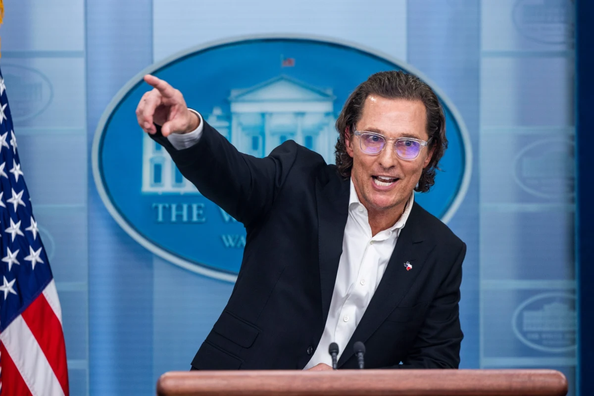 Pochodzący z Uvalde aktor Matthew McConaughey spotkał się z prezydentem USA Joe Bidenem i wezwał w Białym Domu polityków do przyjęcia "racjonalnych i praktycznych" ograniczeń prawa do posiadania broni palnej. Gwiazdor spotkał się również z kongresmenami negocjującymi projekt nowych regulacji.