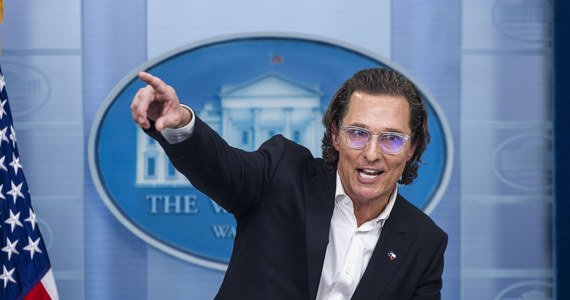 Pochodzący z Uvalde aktor Matthew McConaughey spotkał się z prezydentem USA Joe Bidenem i wezwał w Białym Domu polityków do przyjęcia "racjonalnych i praktycznych" ograniczeń prawa do posiadania broni palnej. Gwiazdor spotkał się również z kongresmenami negocjującymi projekt nowych regulacji.