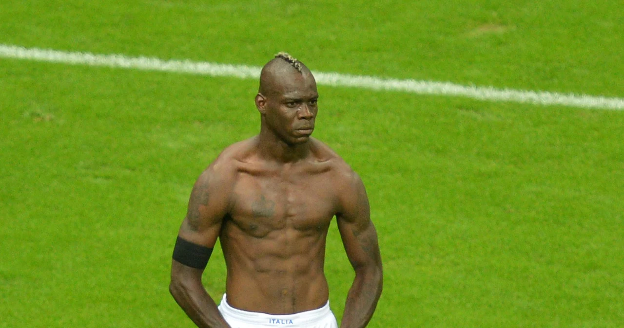 Mario Balotelli po golu w półfinale Włochy - Niemcy podczas Euro 2012. Można śmiało powiedzieć, że reprezentant Italii był wówczas u szczytu swojej kariery, która jednak zapowiadała się na... bardziej bajeczną