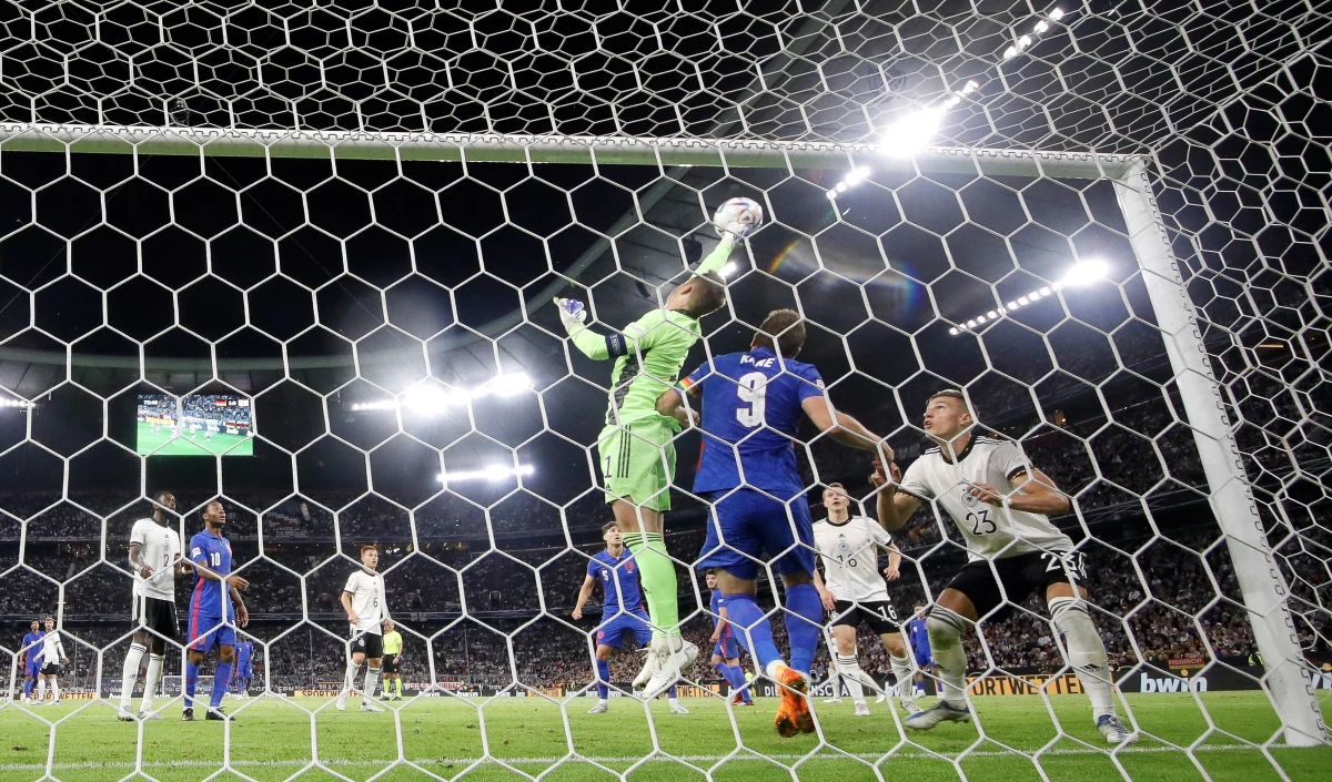 W najciekawiej zapowiadającym się wtorkowym meczu piłkarskiej Ligi Narodów w grupie 3 dywizji 1 Niemcy na monachijskiej Allianz Arenie zremisowały z Anglią 1:1. W innym spotkaniu mistrz Europy, Włochy, nie bez problemów wygrał u siebie z Węgrami 2:1.