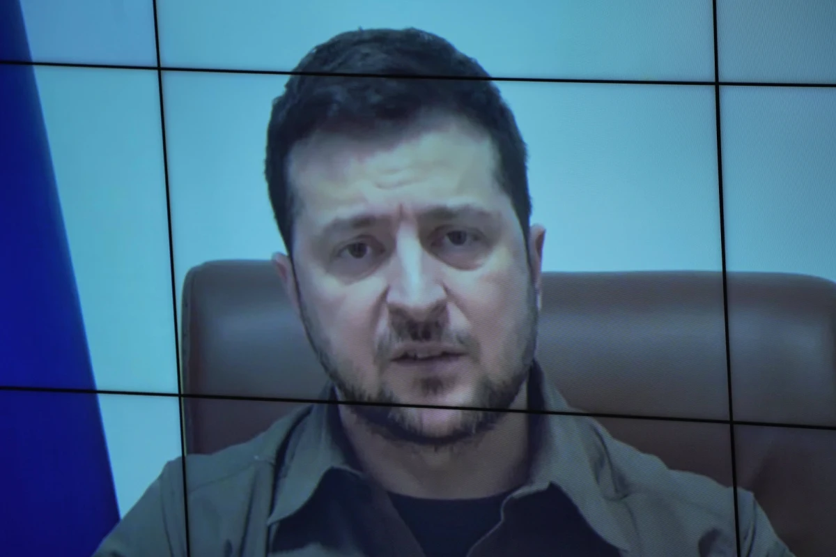 ​Prezydent Ukrainy Wołodymyr Zełenski we wtorek wieczorem w swoim cyklicznym wystąpieniu w mediach społecznościowych stwierdził, że sytuacja w ogarniętej walkami wschodniej Ukrainie nie uległa znaczącym zmianom. Według słów prezydenta najbardziej zacięte walki toczą się w okolicach Siewierodoniecka, Lisiczańska i Popasnej.