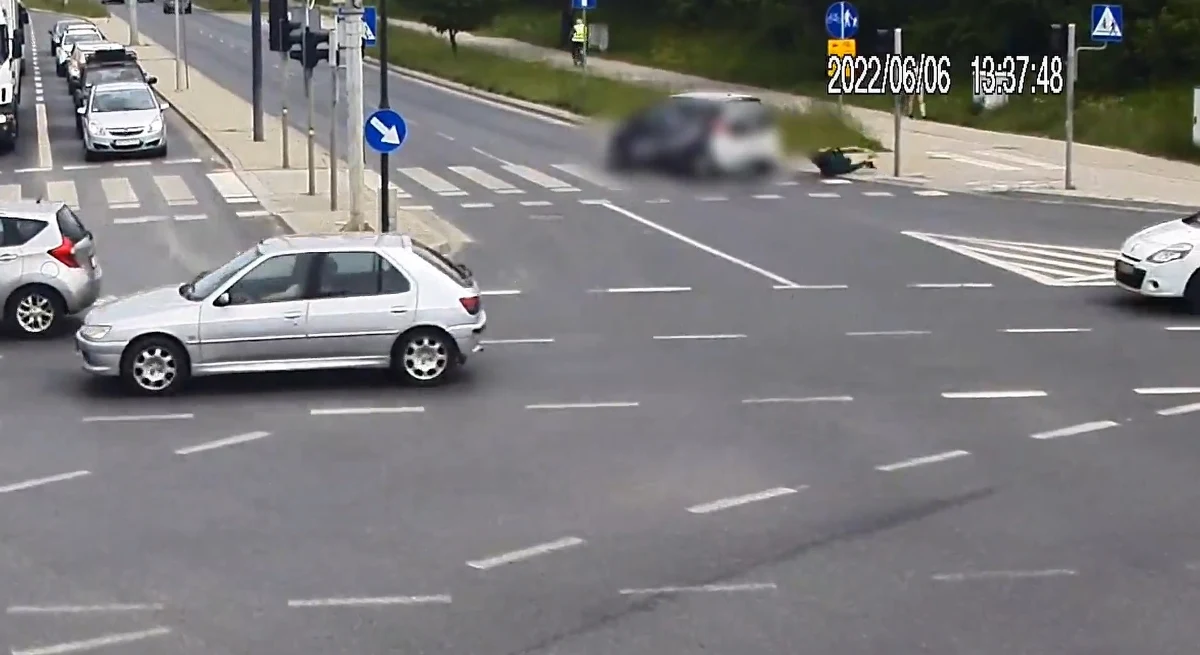 36-latek przejeżdżający hulajnogą przejazdem rowerowym przez jezdnię został potrącony przez kierującą samochód osobowy. Mężczyzna doznał ogólnych potłuczeń.