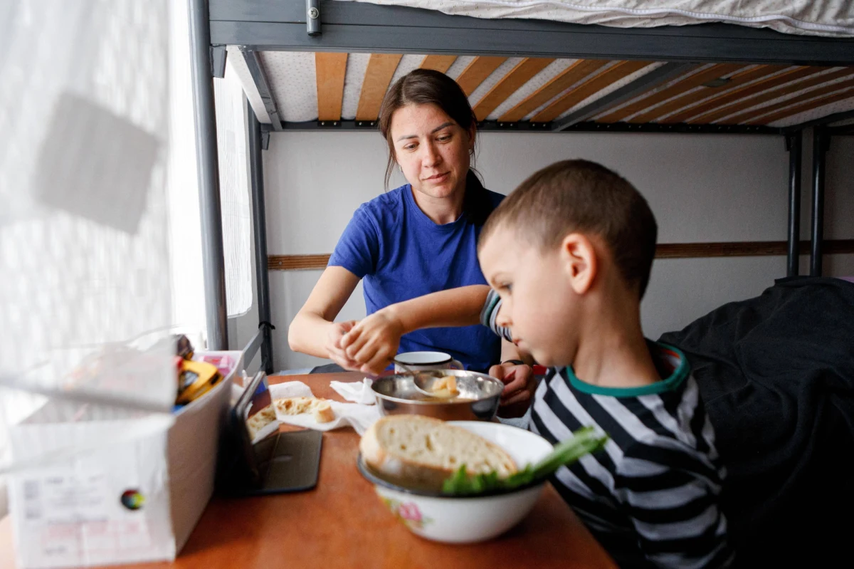Część Ukraińców zmuszonych do wyjazdu do Rosji trafia do tzw. obozów przejściowych. Ci, którzy mają taką możliwość, uciekają np. do państw bałtyckich albo okrężną drogą wracają na Ukrainę - pisze serwis Hromadske.