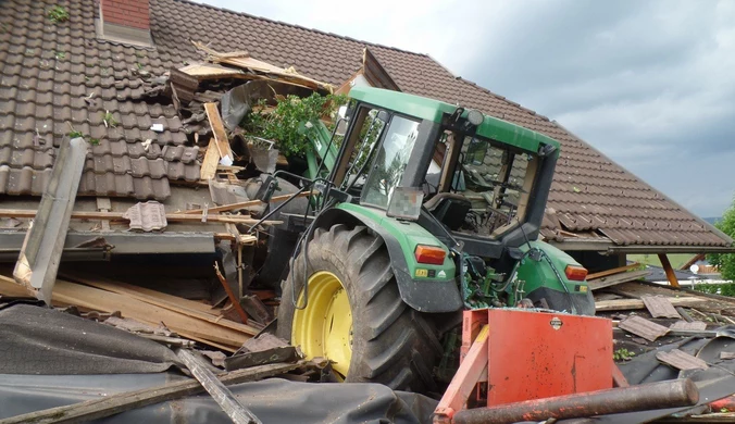 Austria. 11-latka wjechała traktorem na dach domu