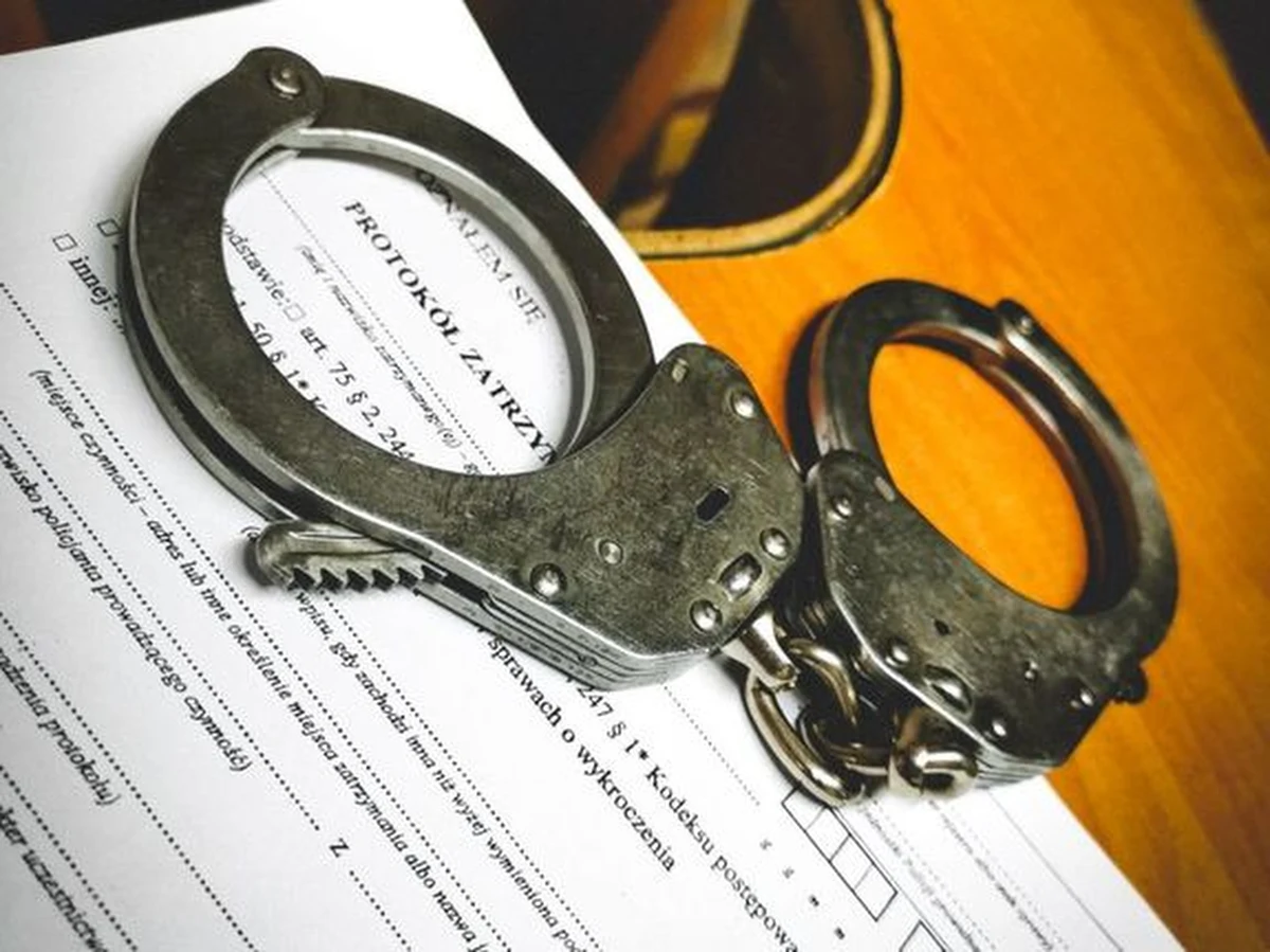 Policja w Kamiennej Górze poinformowała o niecodziennej sytuacji, która miała miejsce w jednym z parków. Interweniujący policjant ostał ugryziony przez 25-latka, który brał udział w szarpaninie. Mężczyzna obrażał też policjantów oraz groził im. Został zatrzymany i trafił do policyjnego aresztu.