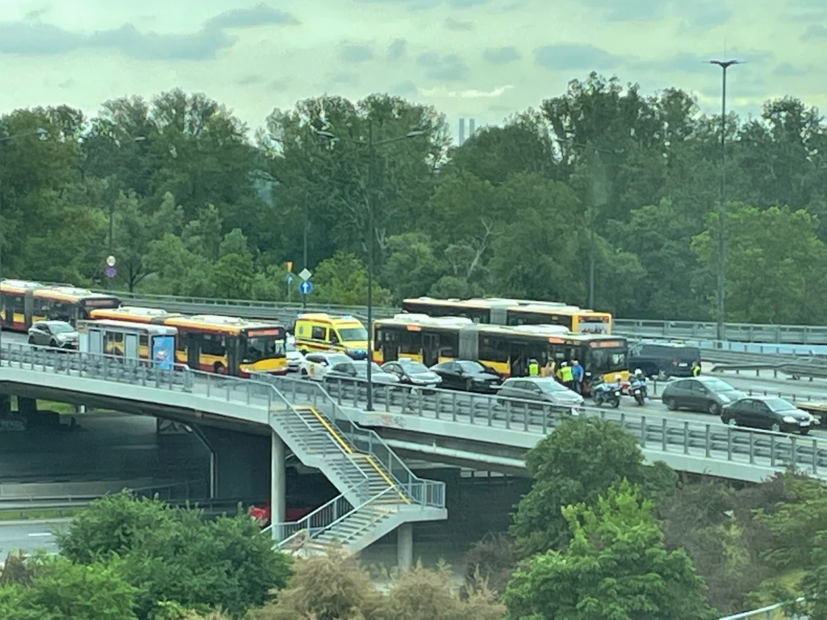 We wtorek po godzinie 9 na moście Łazienkowskim doszło do zderzenia samochodu osobowego audi z autobusem linii 138 - przekazała PAP sierż. sztab. Gabriela Putyra z Komendy Stołecznej Policji. Zaznaczyła, że nikt nie ucierpiał. Ruch w kierunku centrum odbywa się jednym pasem.