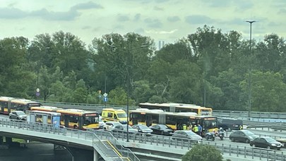Zderzenie autobusu i osobówki na Moście Łazienkowskim. Jedna osoba ranna