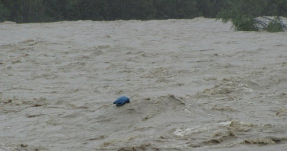 Wzrost poziomu wody w rzekach to skutek intensywnych opadów deszczu i burz w regionie. Służby kryzysowe wojewody śląskiego wydały kolejne ostrzeżenie w tej sprawie.