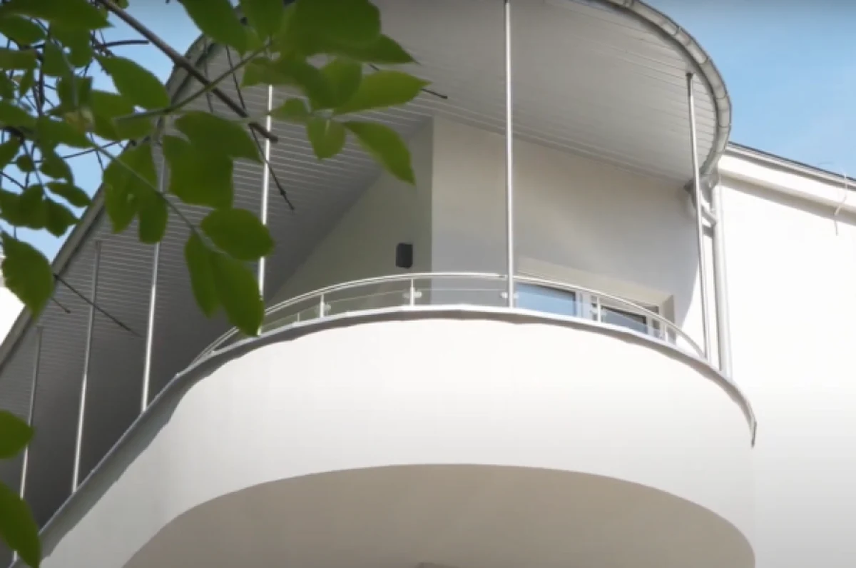 Miejski Ośrodek Pomocy Społecznej w Krakowie zakończył przebudowę budynku przy ulicy Modrzewiowej 25 na potrzeby osób ze spektrum autyzmu. Będą w nim mogli mieszkać dorośli, których rodzice ze względu na wiek i choroby, nie mogą sprawować nad nimi opieki. Otwarcie domu zaplanowano jesienią.

