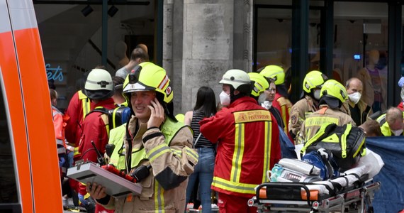 Rozpędzony samochód wjechał w ludzi w Berlinie, w dzielnicy Charlottenburg. Rannych zostało 14 uczniów z Hesji, a ich nauczycielka straciła życie. 6 osób ma obrażenia zagrażające życiu, a 3 są ciężko ranne - pisze "Bild".