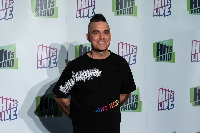 Robbie Williams ogłasił wydanie albumu "XXV"! Zapowiada ją zupełnie nowa, odświeżona wersja hitu "Angels". Na okładce artysta zapozował nago.