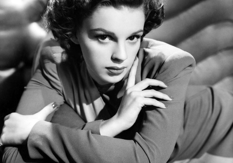 Judy Garland była jedną z największych gwiazd kina. Dzięki roli Dorotki w "Czarnoksiężniku z Oz" pokochał ją cały świat, a zaśpiewana przez nią piosenka "Over the Rainbow" stała się przebojem wszech czasów. Niestety, dość szybko okazało się, że sława ma także ciemne oblicze. Aktorka zmarła w wieku 47 lat, w wyniku przypadkowego przedawkowania leków nasennych. 