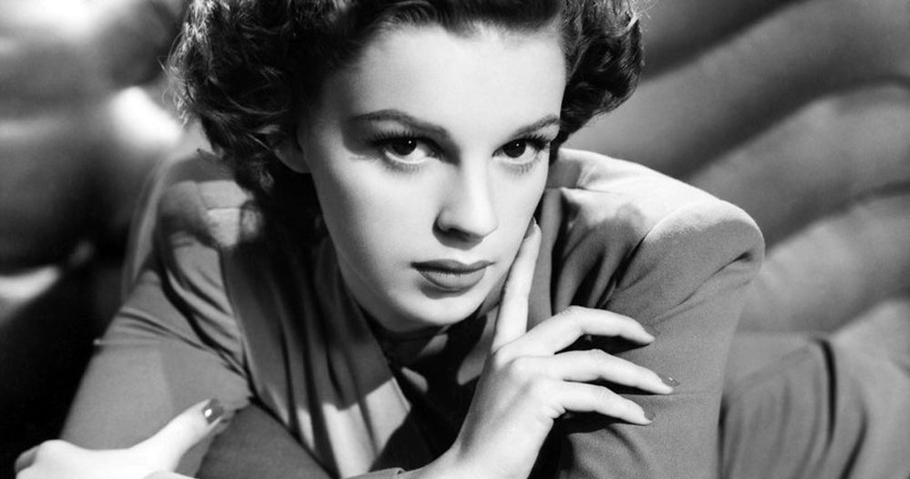 Judy Garland była jedną z największych gwiazd kina. Dzięki roli Dorotki w "Czarnoksiężniku z Oz" pokochał ją cały świat, a zaśpiewana przez nią piosenka "Over the Rainbow" stała się przebojem wszech czasów. Niestety, dość szybko okazało się, że sława ma także ciemne oblicze. Aktorka zmarła w wieku 47 lat, w wyniku przypadkowego przedawkowania leków nasennych. 