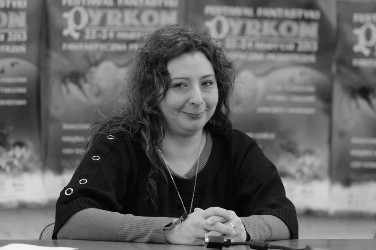 "Pogrzeb mojej ukochanej Mai Lidii Kossakowskiej-Grzędowicz odbędzie się 20 czerwca o godzinie 13 na cmentarzu Powązkowskim. Zacznie się mszą żałobną w kościele Karola Boromeusza, po której udamy się do rodzinnego grobowca" – poinformował Jarosław Grzędowicz, cytowany na profilu Fabryki Słów w mediach społecznościowych.