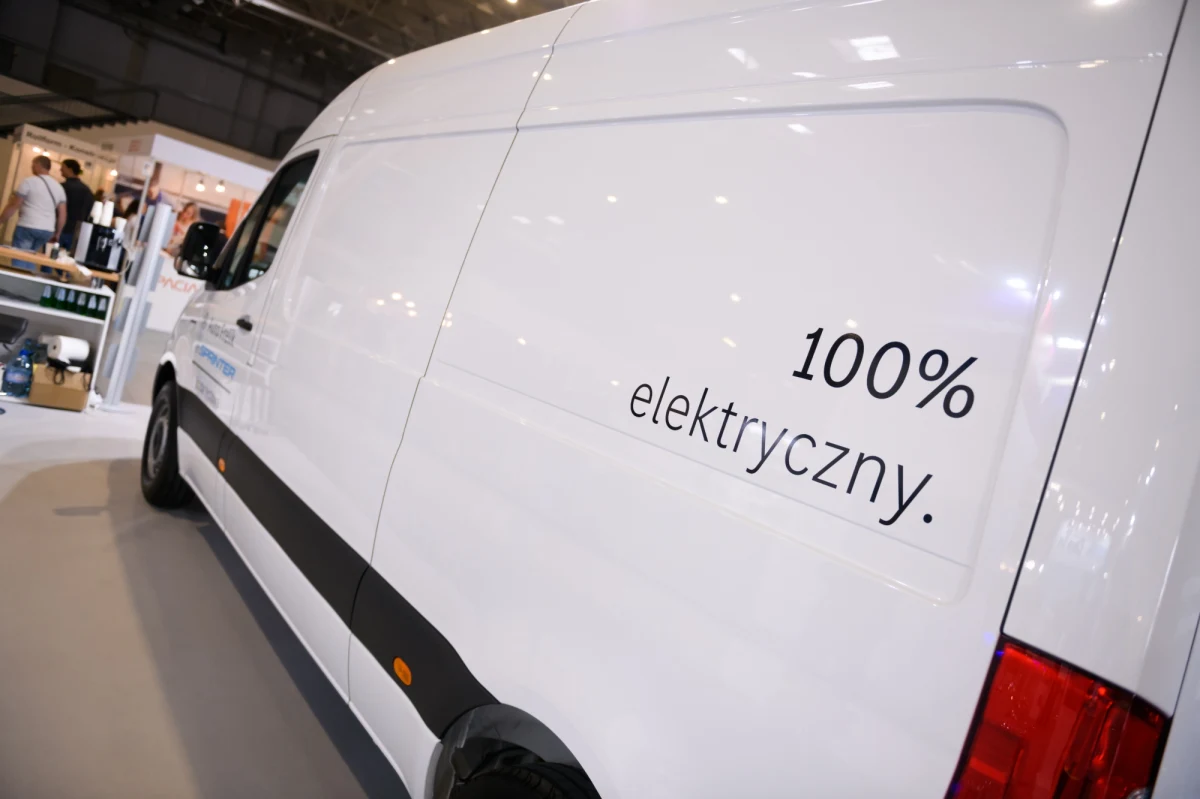 Ekologia jest ważna i trzeba brać ją pod uwagę przy projektowaniu i produkcji aut. Kierowca rajdowy Krzysztof Hołowczyc przestrzega jednak przed hurraoptymizmem związanym z modą na elektryczne samochody. Jak wskazuje, wcale nie są one zeroemisyjne. W rozmowie w internetowym radiu RMF24 zwraca też uwagę, że lepszym rozwiązaniem mógłby być samochód na wodór. 