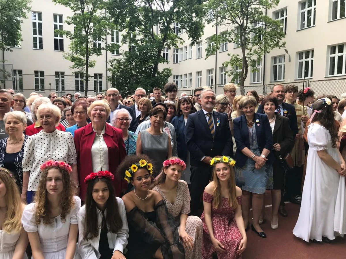 II Liceum Ogólnokształcące z Oddziałami Dwujęzycznymi im. Adama Mickiewicza w Gdyni obchodzi 90-lecie istnienia. To najstarsza szkoła średnia w tym mieście i jedna z najstarszych w Trójmieście.