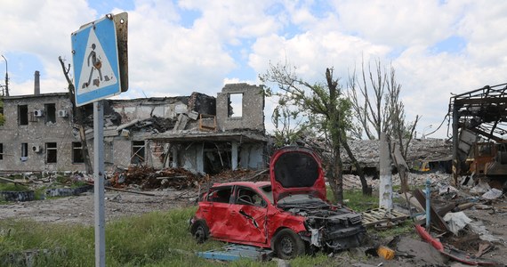 Z powodu braku innego źródła pożywienia wielu mieszkańców Mariupola walczy między sobą o żywność z pomocy humanitarnej. Muszą oni stać w długich kolejkach bez pewności, że dostaną cokolwiek do jedzenia.