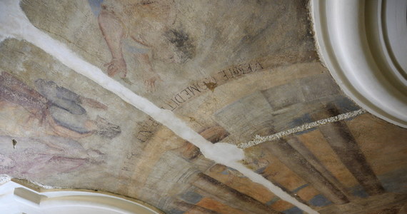 Bogato zdobione barokowymi freskami sklepienie odkryli konserwatorzy w sali sesyjnej budynku dawnego kolegium jezuickiego, w którym mieści się Urząd Miasta Poznania. Szacuje się, że dekoracje powstały w latach 30. XVIII wieku, kiedy ukończono budowę kolegium.