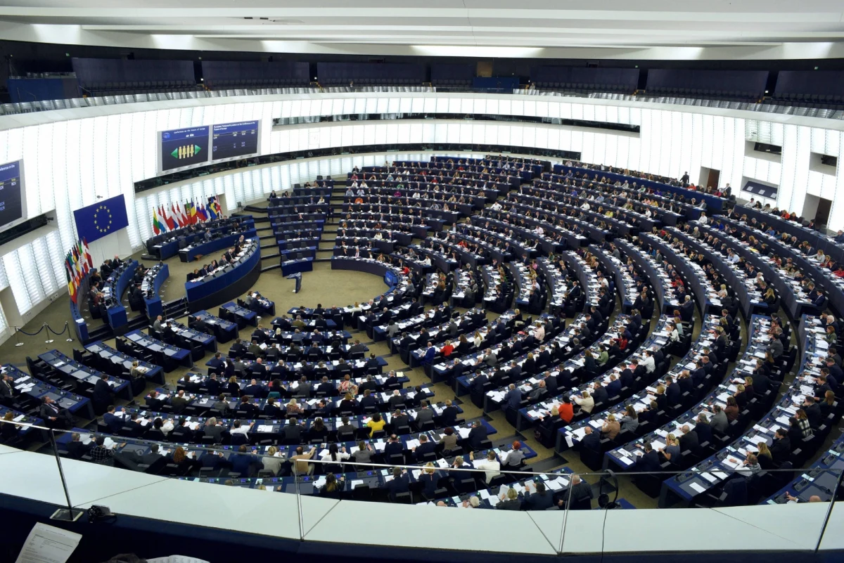 Parlament Europejski w swojej rezolucji dotyczącej polskiego KPO stawia surowsze warunki, niż Komisja Europejska. Tekst uzgodniło pięć największych frakcji - socjaldemokraci, chadecy, liberałowie, Zieloni i lewica. Parlament Europejski jutro zagłosuje nad rezolucją.