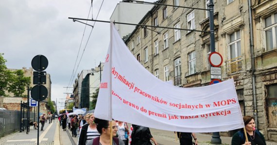 Władze Łodzi po raz kolejny zrywają rozmowy z pracownikami socjalnymi MOPS. Strajkujący zaostrzają protesty uliczne. Na przykład dziś manifestacja pracowników socjalnych paraliżuje ruch w centrum Łodzi.