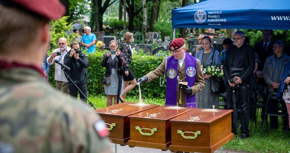 Na cmentarzu komunalnym Doły w Łodzi pochowano w środę ekshumowane przez IPN z bezimiennych grobów ofiary terroru komunistycznego - Stanisława Dolewskiego oraz dwóch żołnierzy podziemia zbrojnego Mariana Sobolczyka i Jana Majewskiego ps. Śmiały.