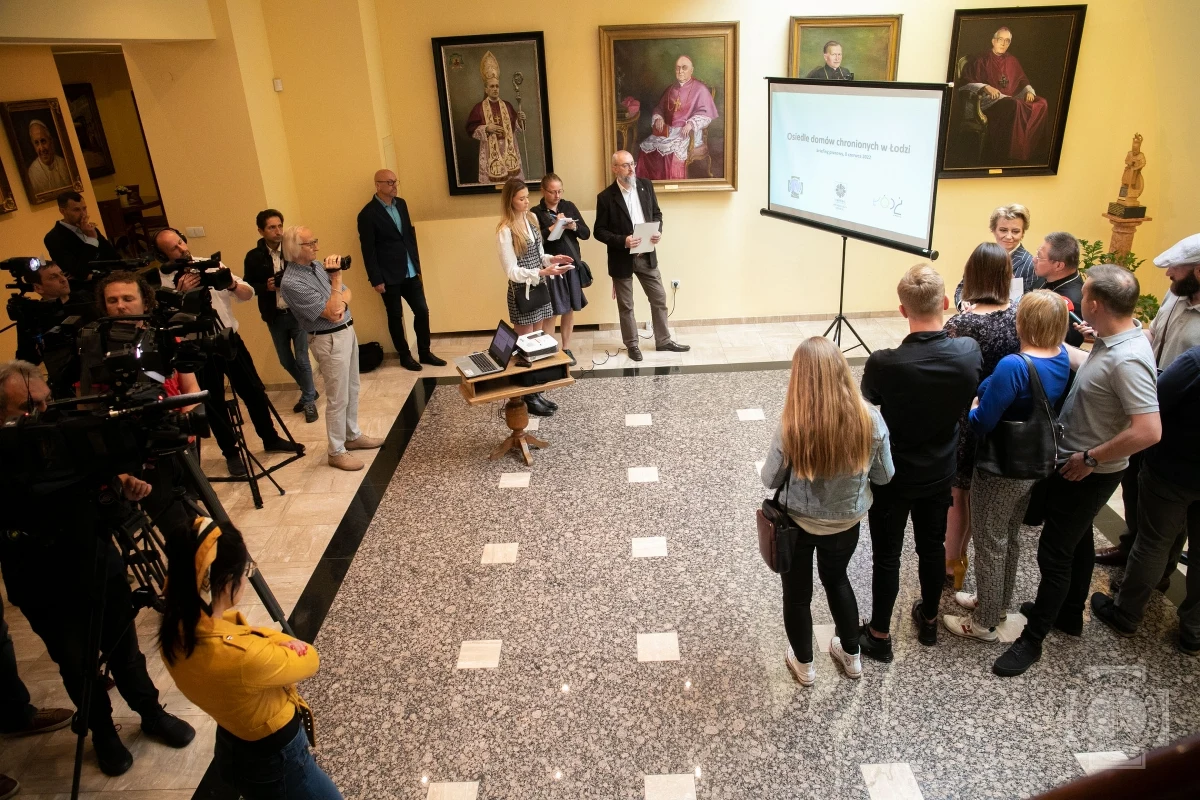 Łódzka Caritas we współpracy z Miastem Łódź zbuduje osiedle 10 domów chronionych przeznaczonych dla uchodźców z Ukrainy i osób w kryzysie bezdomności. Do prowadzonej na ten cel zbiórki dołożył się m.in. papież Franciszek, a dwa domy chce ufundować abp Grzegorz Ryś.