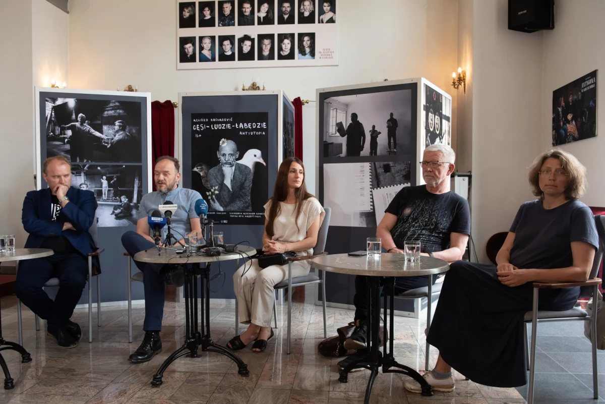 Białoruscy aktorzy tworzący na uchodźctwie w Polsce przygotowują spektakl „Gęsi – ludzie – łabędzie”, który jest adaptacją powieści współczesnego białoruskiego pisarza Alhierda Bacharewicza „Psy Europy”. Premiera sztuki w Teatrze im. Juliusza Osterwy w Lublinie – 17 czerwca.