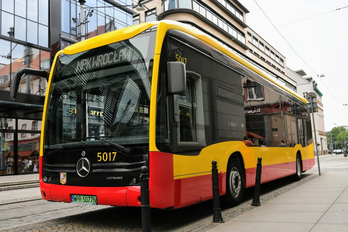 Przetarg na dostawę kolejnych dwóch autobusów elektrycznych rozstrzygnęło w środę wrocławskie MPK. Dołączą one do 11 takich pojazdów zakontraktowanych trzy miesiące temu. Pierwsze autobusy marki Mercedes trafią do stolicy Dolnego Śląska w połowie przyszłego roku.