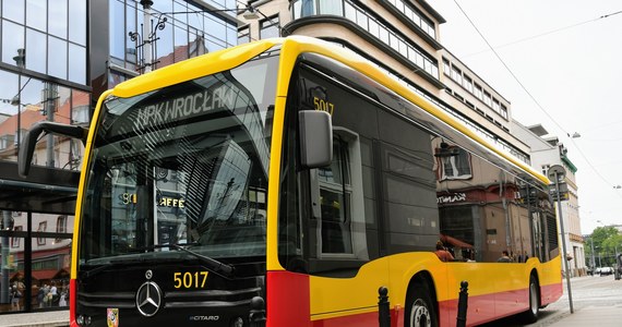 Przetarg na dostawę kolejnych dwóch autobusów elektrycznych rozstrzygnęło w środę wrocławskie MPK. Dołączą one do 11 takich pojazdów zakontraktowanych trzy miesiące temu. Pierwsze autobusy marki Mercedes trafią do stolicy Dolnego Śląska w połowie przyszłego roku.
